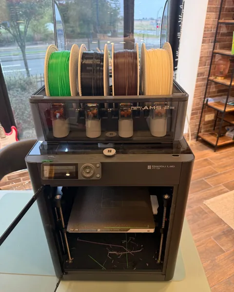 La machine 3D ouverte, avec ses quatre bobines de fil de couleur