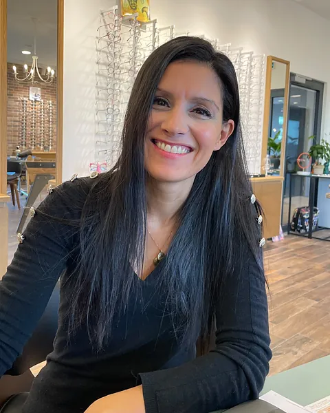 Samia, gérante et opticienne visagiste, dans la boutique