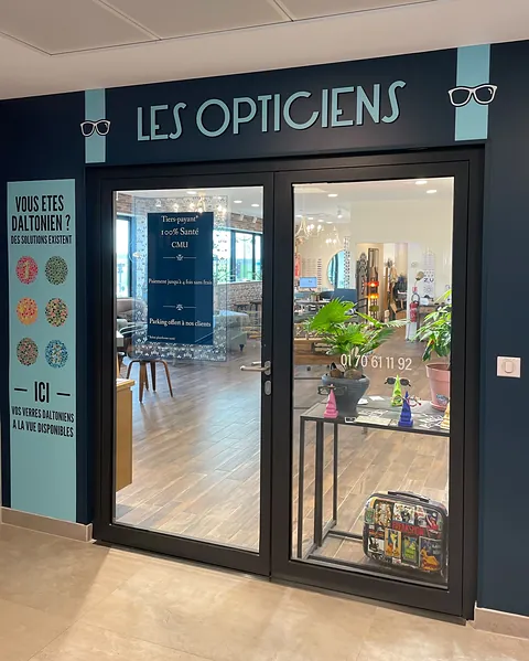 La vitrine bleu nuit de la boutique, avec l'enseigne Les Opticiens